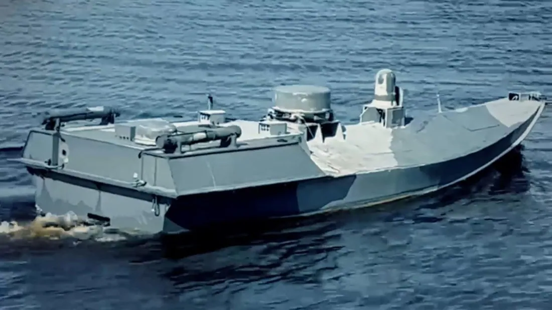 Безекіпажний надводний апарат (морський дрон-камікадзе) у камуфляжному фарбуванні на ходу — військова робототехніка.