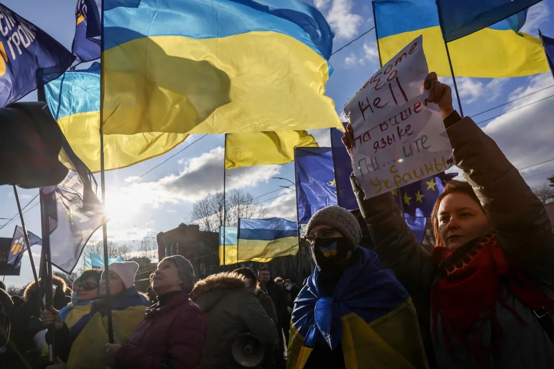 Вулична акція: прапори України та ЄС проти сонця, люди з плакатом російською «Не пишіть с Украины» — протест, підтримка…