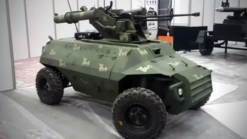 Колісний бойовий робот-платформа з дистанційно керованим модулем (автоматична гармата + кулемет) у зеленому камуфляжі на виставці.