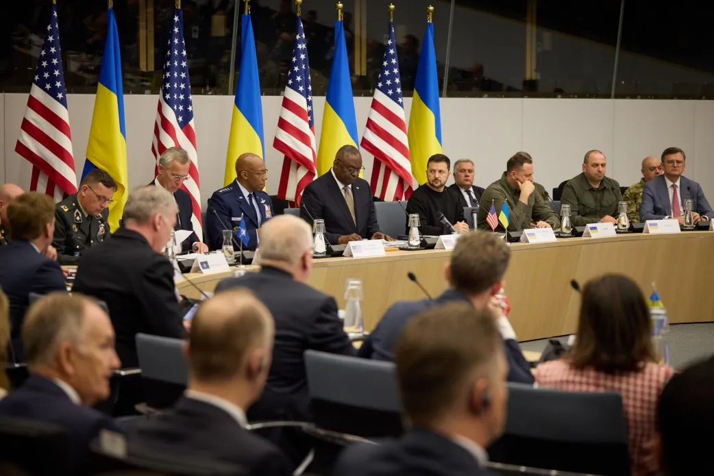Засідання у форматі Рамштайн: за столом під прапорами США та України — Столтенберг, Остін, Зеленський, Умєров, Кулеба та військове керівництво. Міжнародна співпраця у фінансуванні оборони.