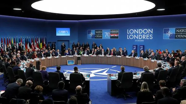 Саміт НАТО в Лондоні 2019 (напис LONDON / NATO OTAN, «70»): круглий стіл із логотипом альянсу, делегації країн-членів.