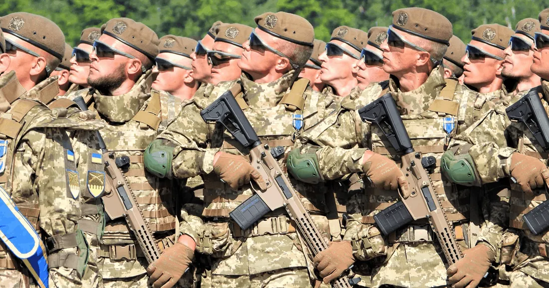 Стрій українських військових у пікселі, беретах і темних окулярах із гвинтівками FN SCAR — сучасні Збройні Сили України…