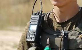 Радіостанція, закріплена на плитоносці бійця, з гарнітурою — телефонний (мовний) зв'язок у полі.