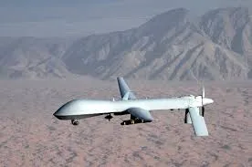 БпЛА середнього класу MQ-1 Predator у польоті над пустельною місцевістю — розмах крил 14,8 м.