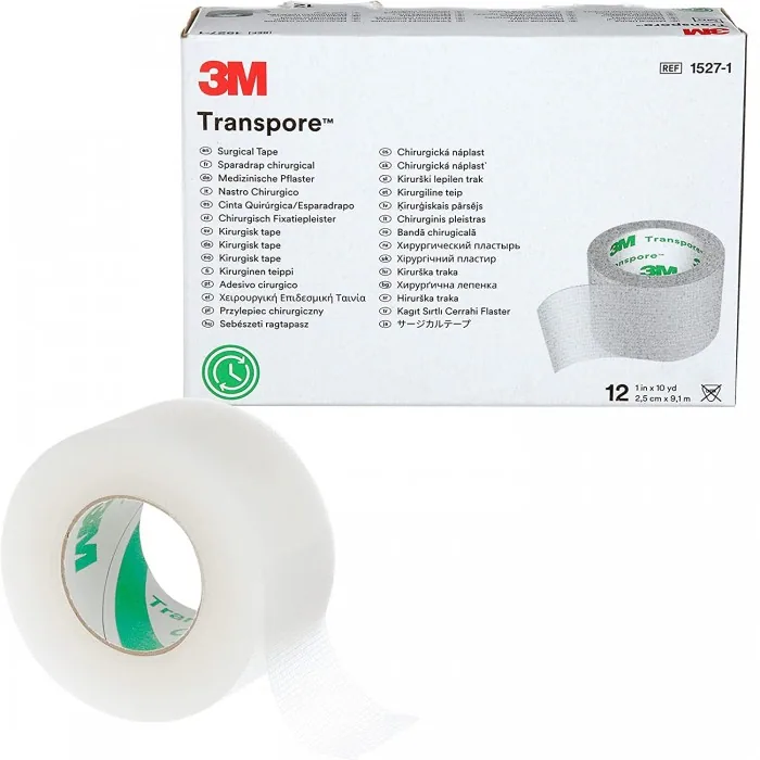 Упаковка хірургічного пластиру 3M Transpore Surgical Tape (REF 1527-1, 12 рулонів 2,5 см × 9,1 м) і сам рулон прозорого пластиру.